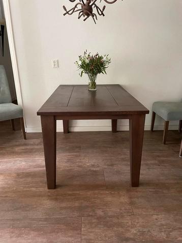 Moderne eiken eettafel z.g.a.n. beschikbaar voor biedingen