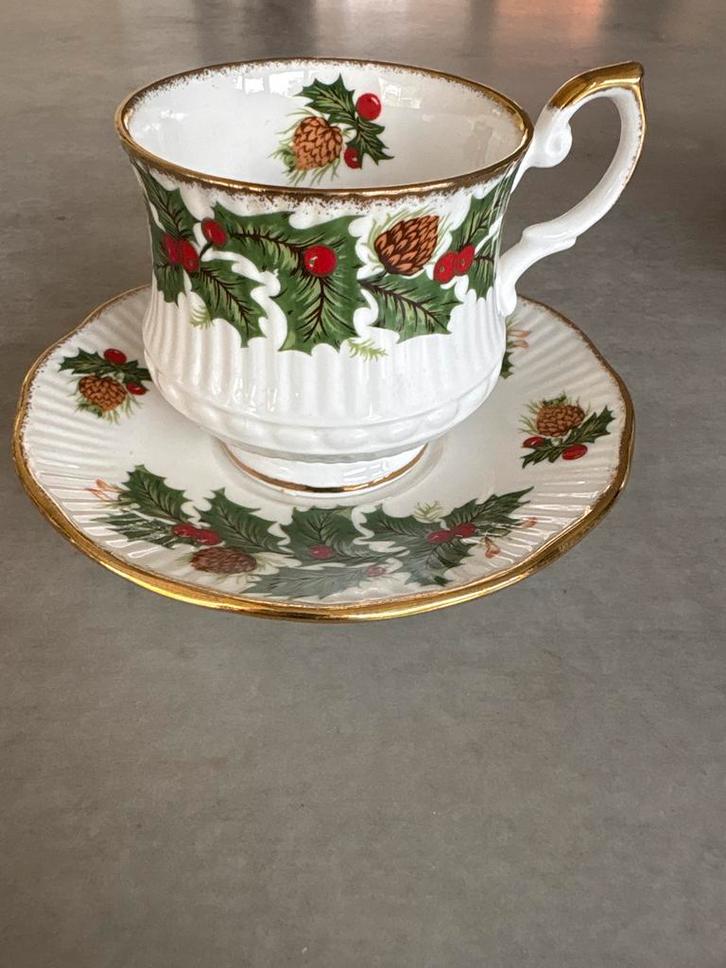 Queen's Rosina Yuletide Kop en Schotel Kerst, Huis en Inrichting, Keuken | Servies, Zo goed als nieuw, Kop(pen) en/of Schotel(s)