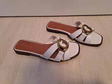 Witte Guess slippers. beschikbaar voor biedingen