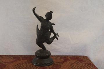 Thai lady danser beschikbaar voor biedingen