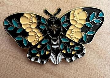 Broche zwarte vlinder met groen /geel  beschikbaar voor biedingen
