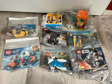 Verzameling lego sets 8 stuks + bouwstenentape beschikbaar voor biedingen