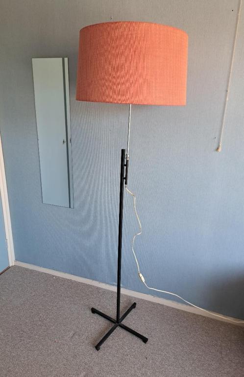 Staande lamp uit jaren '60/'70, Huis en Inrichting, Lampen | Vloerlampen, Gebruikt, 150 tot 200 cm, Hout, Metaal, Ophalen