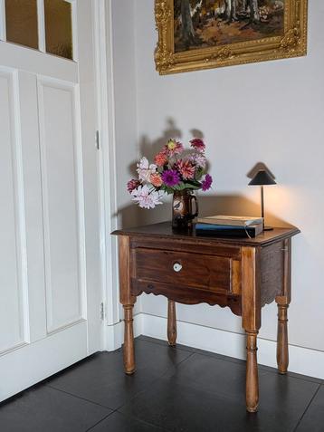 Vintage Kastje / Bijzettafel beschikbaar voor biedingen