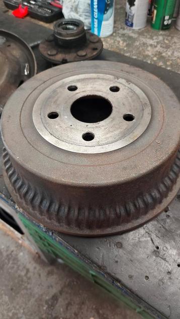 USA Ford Mustang V8 1965 - 1966 - 1967 remtrommels set L&R beschikbaar voor biedingen