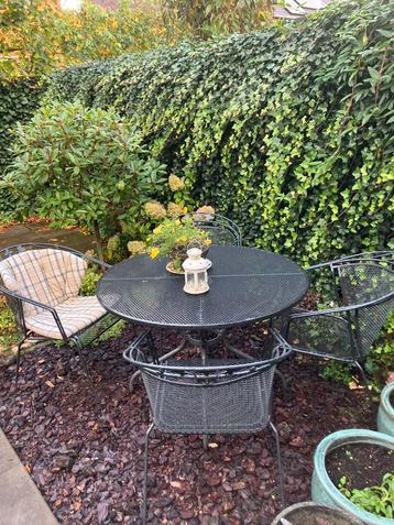 Leuke tuinset met stoelen beschikbaar voor biedingen