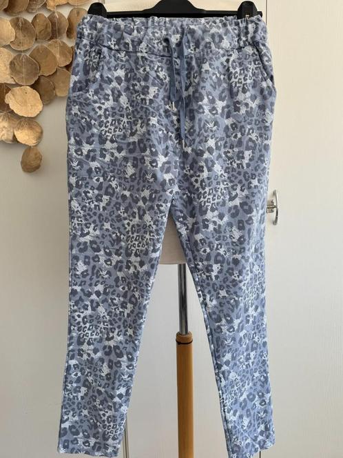 ZGAN > Blauw/Witte broek met print / One Size, Kleding | Dames, Broeken en Pantalons, Zo goed als nieuw, Maat 42/44 (L), Blauw