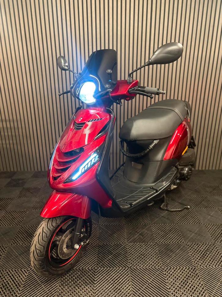 PIAGGIO ZIP 4T 3V BROM 2021 FULL OPTION CANDY RED, Fietsen en Brommers, Scooters | Piaggio, Zo goed als nieuw, Zip, Maximaal 45 km/u