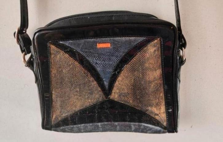 Vintage zwarte lakleren schoudertas met print, 22x25x4 cm, Sieraden, Tassen en Uiterlijk, Tassen | Damestassen, Zo goed als nieuw