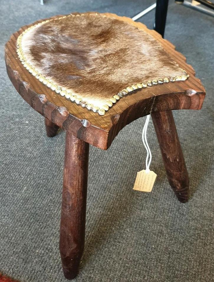 Spaans Brutalisme Vintage 3poot kruk handgestoken koeienhuid, Huis en Inrichting, Krukjes, Zo goed als nieuw, Ophalen of Verzenden