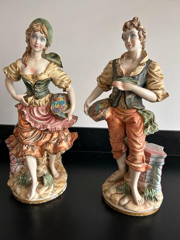 2 Capodimonte Beelden Man/Vrouw Bloemenmand gemerkt kroon N, Antiek en Kunst, Kunst | Beelden en Houtsnijwerken, Ophalen of Verzenden