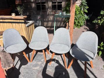 4 Grijze Eetkamerstoelen met Houten Poten beschikbaar voor biedingen