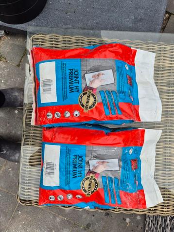 2 zakken beige voegmortel voor tegels beschikbaar voor biedingen