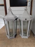 Twee witte lantaarns/windlichten/ sfeerlichten, Huis en Inrichting, Woonaccessoires | Kandelaars en Kaarsen, Ophalen, Metaal