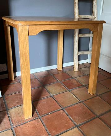 Licht eiken tafel 80x80cm beschikbaar voor biedingen
