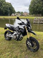 Aprilia Dorsoduro 750 / Naked bike / 26.352 km, Motoren, Motoren | Aprilia, 750 cc, Handvatverwarming, 2 cilinders, Motorrijbewijs A