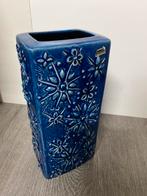 Blauwe Scheurich vaas West Germany met bloemmotief, Huis en Inrichting, Woonaccessoires | Vazen, Gebruikt, Blauw, Aardewerk of Porselein