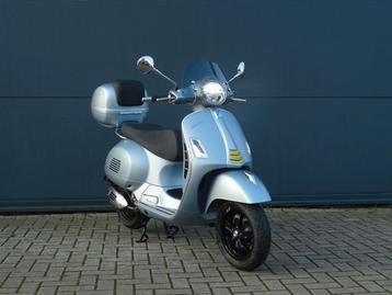 Vespa GTS 300 HPE Supertech 2022 weinig KM  A2 motorscooter beschikbaar voor biedingen