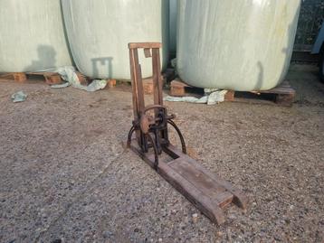 Antieke Stoeltjes - boormachine 1931 beschikbaar voor biedingen