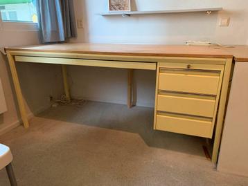 Metalen buro met laden kast en houten blad