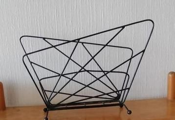 Vintage krantenbak, metalen design beschikbaar voor biedingen