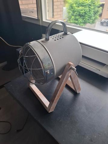Industriële Lamp met Houten Onderstel beschikbaar voor biedingen