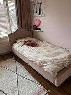 Oud roze fluwele bed met gouden poten + lattenbodem, Huis en Inrichting, Ophalen, Gebruikt, Eenpersoons