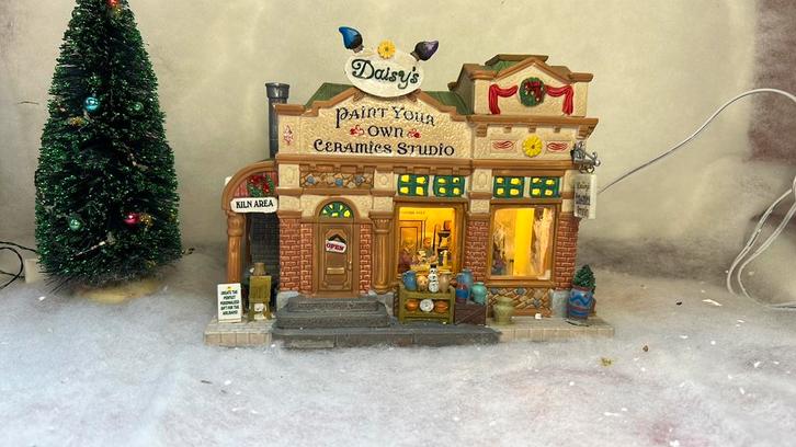 Lemax Daisy ceramics studio, Diversen, Kerst, Gebruikt, Ophalen of Verzenden