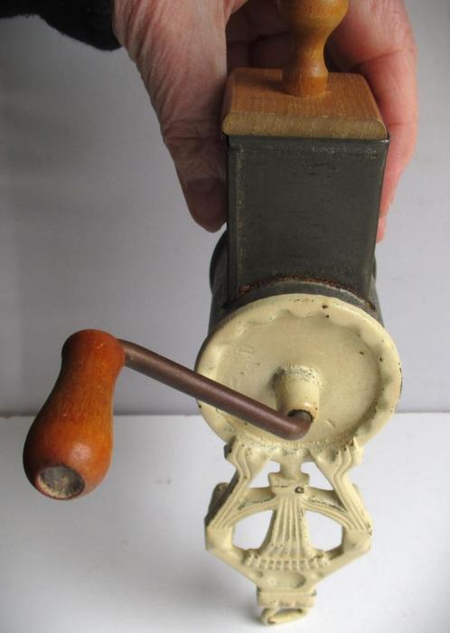 Nootmuskaat of Amandel molen~Koffiemolen~Antieke MAler, Antiek en Kunst, Antiek | Keukenbenodigdheden, Ophalen of Verzenden
