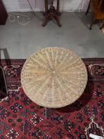 Vintage brocante rieten tafel met bamboe, terras tafeltje, Rond, Gebruikt, Ophalen