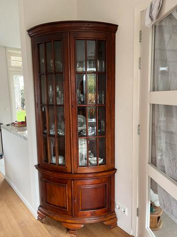 Klassieke massief houten hoekvitrine beschikbaar voor biedingen
