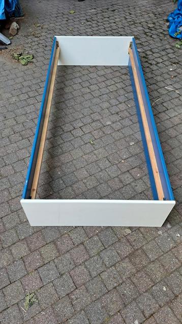 Blauwe kinderbed beschikbaar voor biedingen