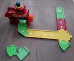 Te koop: Kazerne, wegdelen en verschillende auto's van VTECH, Ophalen of Verzenden, Zo goed als nieuw, 2 tot 4 jaar