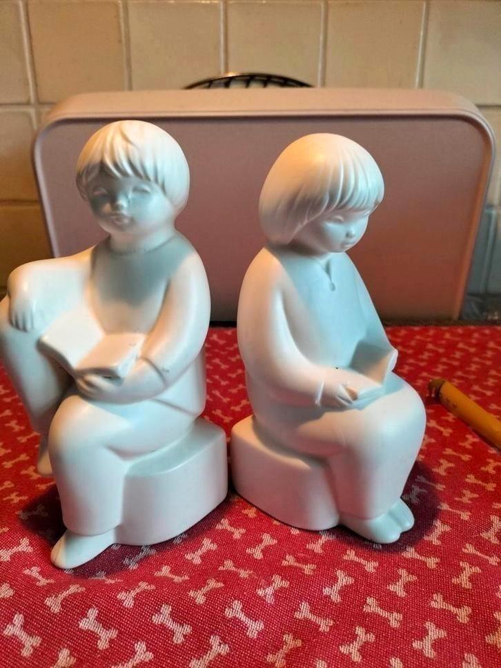 Boekensteunen met jongen en meisje., Huis en Inrichting, Woonaccessoires | Wandplanken en Boekenplanken, Gebruikt, Ophalen of Verzenden