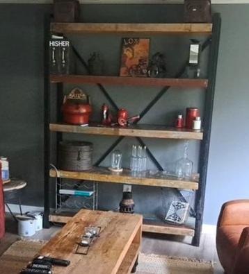 Industriële Wandkast / boekenkast beschikbaar voor biedingen