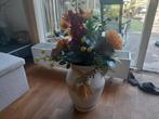 Grote stenen kruik met kunst bloemen, Ophalen, Zo goed als nieuw