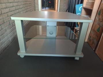 Stevige salontafel / TV-meubel met glasplaat en wieltjes beschikbaar voor biedingen