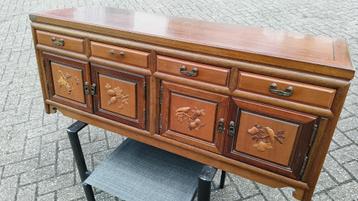Uniek Chinees Dressoir met Houtsnijwerk beschikbaar voor biedingen