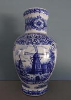 Decoratieve Delfts blauwe vaas met molen & bloemen, Antiek en Kunst, Antiek | Vazen, Ophalen of Verzenden