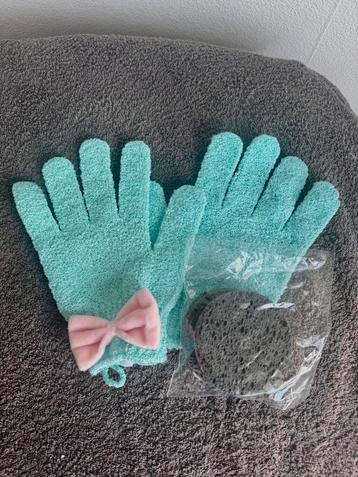 Isabelle Laurier scrub handschoenen en reinigingssponsjes beschikbaar voor biedingen