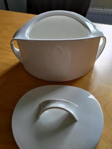 Villeroy & Boch, model Alba. 1 grote schaal met deksel beschikbaar voor biedingen