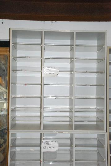 nog 1 houten vakkenkast met 21 vakken beschikbaar voor biedingen