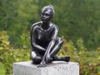 Zittend Naakte Vrouw / Brons / tuinbeeld / 32 cm hoog, Tuin en Terras, Tuinbeelden, Nieuw, Info@huisentuindecoratiemarie.nl, Mensenbeeld