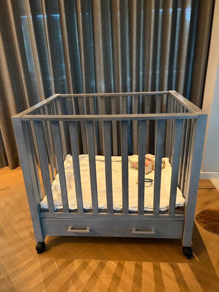 Grijze baby box, binnenmaat 90x70, Kinderen en Baby's, Boxen, Gebruikt, Rechthoekig, In hoogte verstelbaar, Boxkleed, Lade, Wieltjes