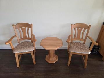 Te koop mooie set 2 stoelen en tafel beschikbaar voor biedingen