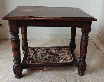 Houten hoektafel met rieten plank beschikbaar voor biedingen