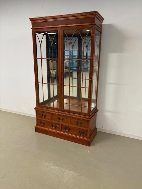 Display Cabinet / Vitrinekast met achterwand in glas, Antiek en Kunst, Antiek | Meubels | Kasten, Ophalen