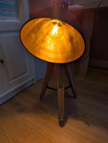 Stoere draaibare lamp op houten driepoot – circa 90 cm hoog beschikbaar voor biedingen