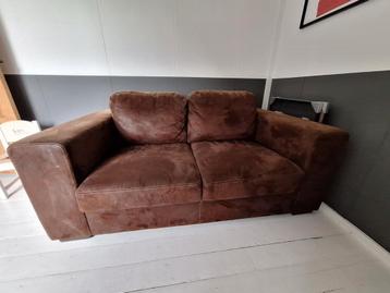 Bruine 2-zits bank - Comfortabel en compact beschikbaar voor biedingen