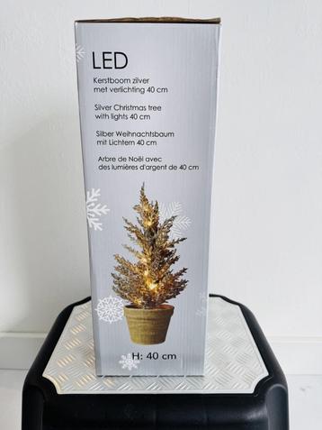 KERSTBOOMPJE MET LEDVERLICHTING beschikbaar voor biedingen